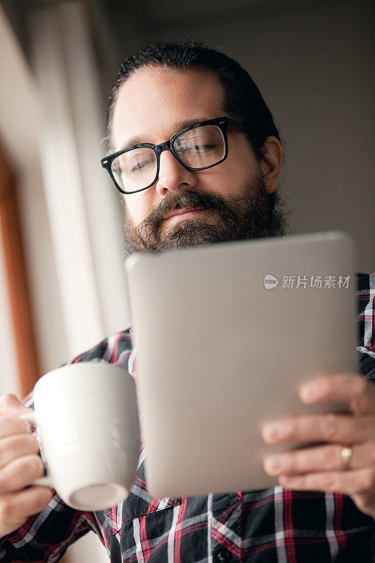 Man Reading电子平板电脑